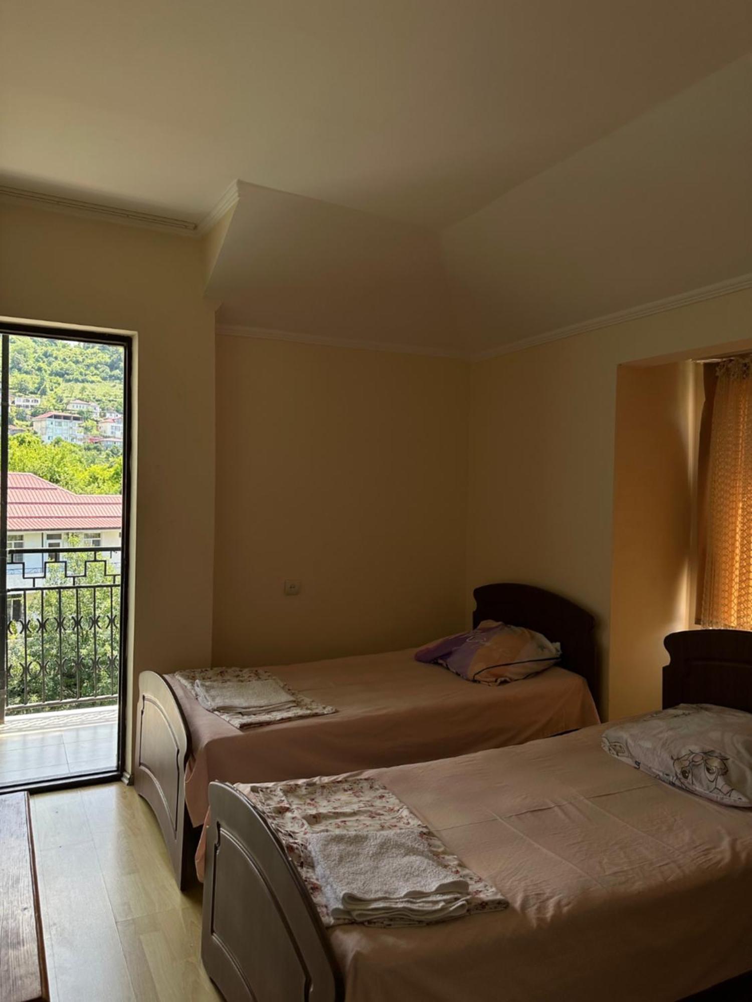 Temo'S Guesthouse 사르피 외부 사진