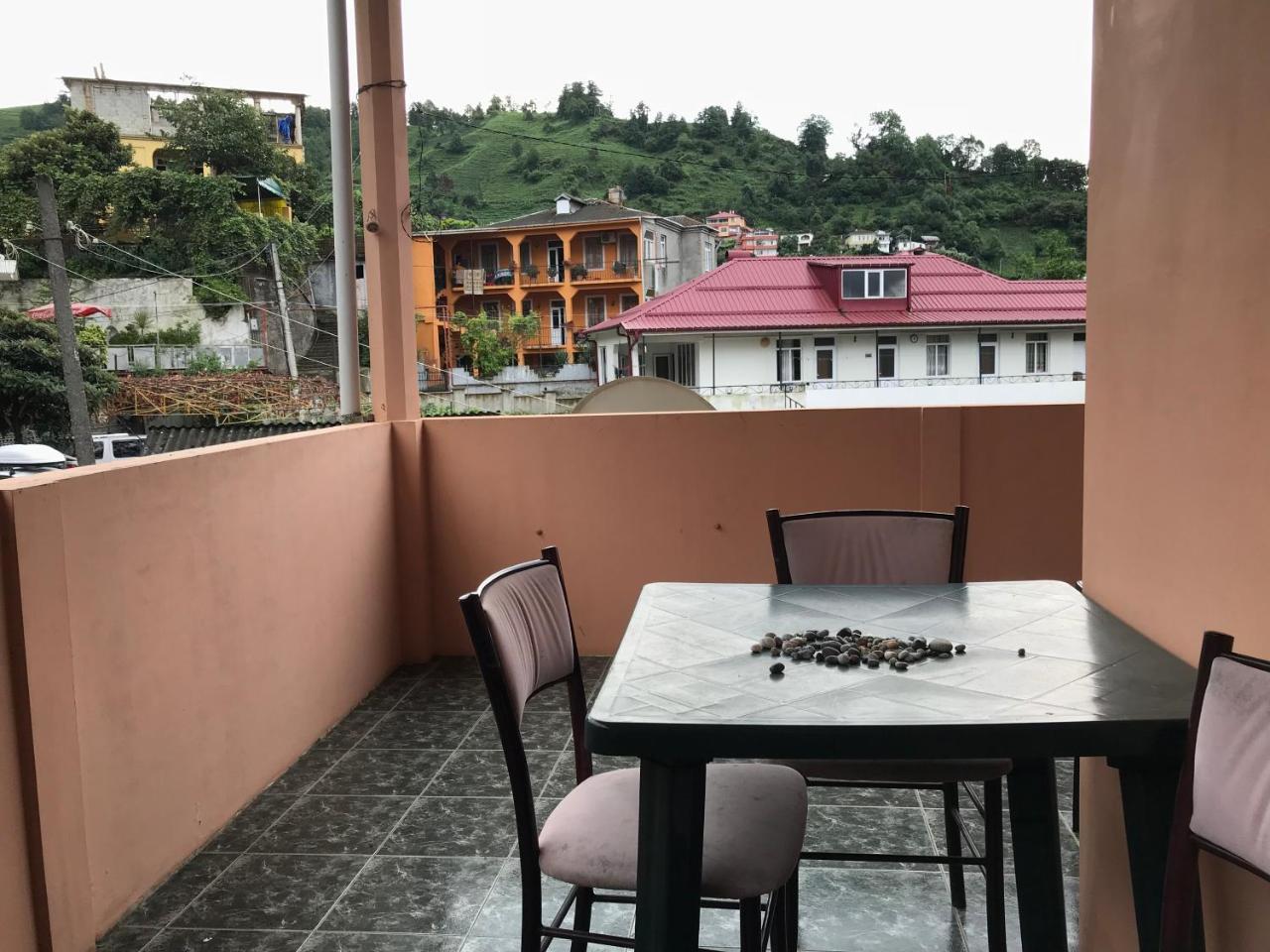 Temo'S Guesthouse 사르피 외부 사진