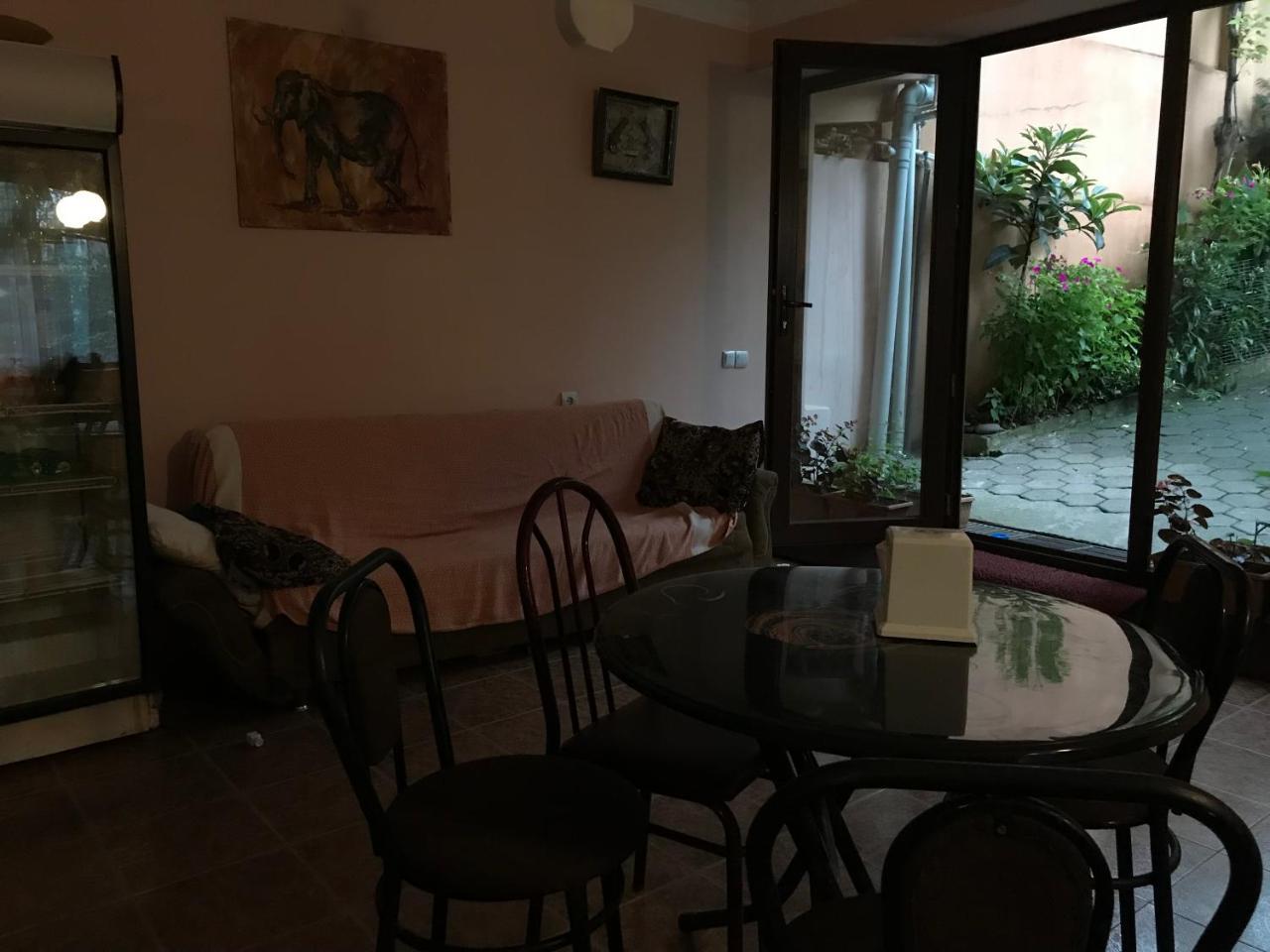 Temo'S Guesthouse 사르피 외부 사진