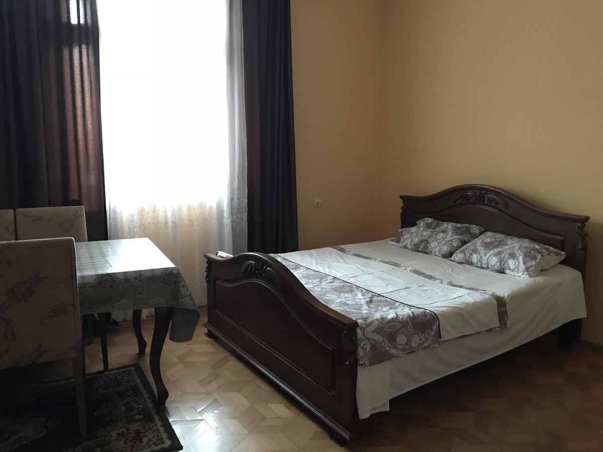 Temo'S Guesthouse 사르피 외부 사진