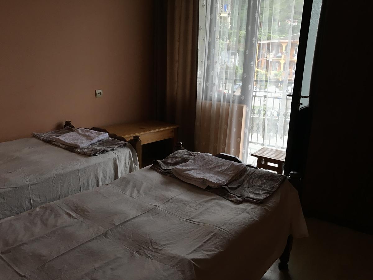 Temo'S Guesthouse 사르피 외부 사진